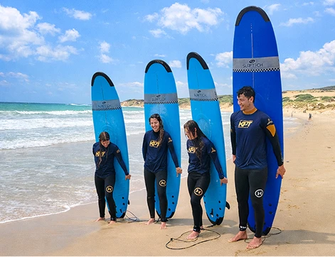 Grupo de alumnos durante una clase segura de kitesurf en Tarifa
