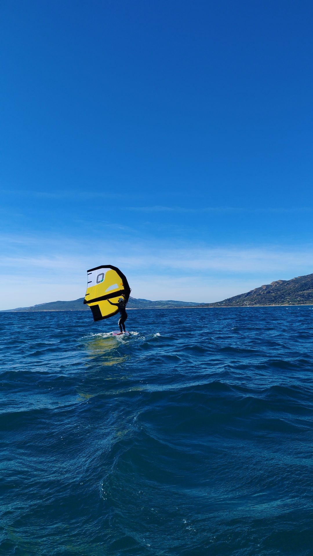 Wing foiler che naviga sul foil
